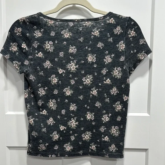 AEO Dark Blue Floral Short Sleeve Crop Top - Size Small - Picture 2 of 8